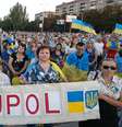 Manifestantes participam de uma demonstração pró-Kiev em Mariupol, no leste da Ucrânia. 4/09/2014.  Foto: Vasily Fedosenko / Reuters
