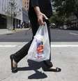 <p>Sacolas descartáveis desaparecerão do comércio de venda de alimentos e medicamentos a partir de 1º de julho de 2015</p>  Foto: AP
