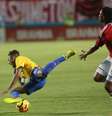<p>Neymar sofreu as duas faltas que causaram a expulsão de Cuadrado</p>  Foto: Bruno Domingos/Mowa Press / Divulgação