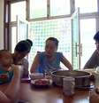 <p>Familiares de trabalhador chinês Bian Liangking, desaparecido no voo MH370, ainda esperam por milagre</p>  Foto: BBC News Brasil