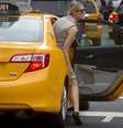 <p>Mulher entra em um táxi, em frente ao Lincoln Center, durante a New York Fashion Week, em Manhattan, Nova York, em 6 de setembro</p>  Foto: Carlo Allegri / Reuters