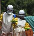 Agentes de saúde da organização Médicos Sem Fronteiras preparam alimentos para pacientes com ebola em Serra Leoa  Foto: Tommy Trenchard / Reuters