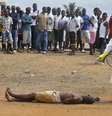 <p>Um agente de saúde higieniza o corpo de uma vítima do ebola em 4 de setembro, na Libéria</p>  Foto: Abbas Dulleh / AP