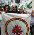 O candidato a deputado federal Alvaro Lobo (PSOL-MG), ao centro, em foto com o deputado Jean Wyllys (PSOL-RJ), que também defende a legalização da maconha  Foto: Reprodução / Facebook