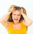 Aprenda com especialistas o que fazer para não arrancar o cabelo após um desastre capilar   Foto: ilolab/Shutterstock