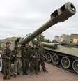 Militantes pró-russos fazem pose ao lado de tanque na cidade de Donetsk, leste da Ucrânia  Foto: Marko Djurica / Reuters