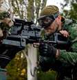 Rebelde pró-russo posiciona armamento em aeroporto na cidade de Donetsk  Foto: Mstislav Chernov / AP