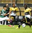 Leandro teve uma oportunidade no primeiro tempo, mas bateu fraco na bola  Foto: Wagner Carmo/Inovafoto / Gazeta Press