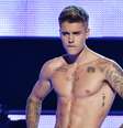 <p>Justin Bieber fez a alegria das fãs com strip-tease inesperado</p>  Foto: Getty Images 