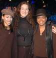<p>Martine (meio) é acompanhada da esposa Bina (direita) e da filha Jenesis (esquerda) durante ida ao programa de rádio do Howard Stern</p>  Foto: Martine Rothblatt / Divulgação