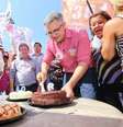 <p>Nesta semana, o candidato cortou e distribuiu pedaços de bolos para "comemorar" o atraso de 16 anos da chegada do metrô na região do Jd. Angela, zona sul da capital paulista </p>  Foto: Divulgação