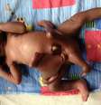 Menino nasceu com quatro pernas e quatro braços em cidade de Uganda  Foto: Daily Mail / Reprodução