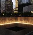 <p>As quedas e o espelho dágua do memorial estão no local em que estavam as Torres Gêmeas e são uma opção de turismo para relembrar a tragédia</p>  Foto: Spencer Platt / Getty Images 