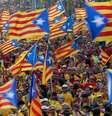 <p>Pessoas levantam bandeiras da Catalunha em manifestação que marcou o dia da Catalunha</p>  Foto: Albert Gea / Reuters