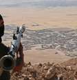Combatente  curdo peshmerga com lançador de granada apontado para o vilarejo de Baretle, que é controlado pelo Estado Islâmico, no Iraque.  Foto: Ahmed Jadallah / Reuters