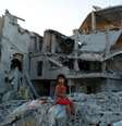 Menina nos destroços da casa da família em Gaza. Segundo testemunhas, a residência foi destruída por ataque aéreo de Israel. 12/08/2014  Foto: Siegfried Modola / Reuters