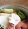 <p>Quando o pai da criança abre a panela, um bebê é visto ao lado de legumes</p>  Foto: Mirror / Reprodução