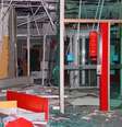 <p>Caixas da agência do Banco Santander ficaram destruídos após as explosões</p>  Foto: Nivaldo Lima / Terra