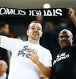 Torcedores se unem contra o racismo no futebol  Foto: Alexandre Schneider / Getty Images 