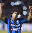 <p>Ronaldinho faz gesto tradicional em apresentação para a torcida; três dias para adaptação</p>  Foto: Victor Straffon / AFP
