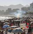 <p>Polícia contém tumulto em Ipanema com bomba de efeito moral</p>  Foto: Renan Spencer Trindade / vc repórter