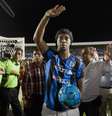 <p>Ronaldinho sa&uacute;da f&atilde;s ao ser apresentado pelo clube mexicano Quer&eacute;taro no est&aacute;dio La Corregidora</p>  Foto: Demian Chavez / Reuters