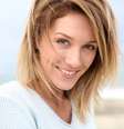 O cabelo médio liso pode ser estilizado com pomada após chapinha    Foto: Shutterstock
