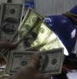 <p>Na máxima desta sessão, o dólar chegou a R$ 2,3513 e, na mínima, a R$ 2,3295</p>  Foto: Romeo Ranoco / Reuters