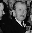 Ferdinand Porsche (à direita) e seu filho, em 1948. Dupla revitalizou a empresa depois da Segunda Guerra Mundial  Foto: Keystone/Stringer / Getty Images
