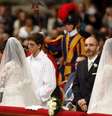 Casais receberam a benção do Papa neste domingo  Foto: Reuters