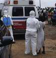<p>Trabalhadores levam mulher suspeita de estar com Ebola para ambulância em Monróvia</p>  Foto: James Giahyue / Reuters
