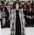 <p>Casaco de pele desfilado pela Dior na última semana de moda de alta-costura de Paris</p>  Foto: Getty Images 