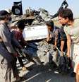 Pessoas carregam destroços que atingiram uma casa na cidade ao norte da Síria  Foto: Stringer / Reuters