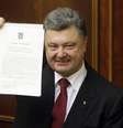 Poroshenko mostra documento de acordo da Ucrânia com a União Europeia  Foto: Valentyn Ogirenko / Reuters