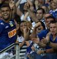 Alisson faz a festa com a torcida do Cruzeiro em duelo com o Atlético-PR no Mineirão  Foto: Denis Dias / Gazeta Press