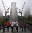 <p>P&uacute;blico passa pela fachada de vidro de um dos pavilh&otilde;es do&nbsp;Museu do 11 de setembro, em 15 de maio</p>  Foto: Anthony Behar / AFP