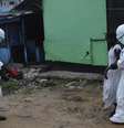 <p>Agentes de saúde higienizam, com  produtos químicos, uma mulher suspeita de ter contraído ebola em Monróvia</p>  Foto: James Giahyue / Reuters