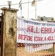 <p>Faixa amarrada a um portão na cidade de Freetown, Serra Leoa, traz a seguinte mensagem: "Mate o ebola, antes que ele te mate"</p>  Foto: Michael Duff / AP