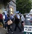 <p>Eleitores entram em um posto de votação durante a realização do referendo sobre a independência da Escócia, em Pitlochry, em 18 de setembro</p>  Foto: Russell Cheyne / Reuters