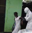 <p>Agente de saúde ajuda paciente com ebola na Libéria</p>  Foto: James Giahyue / Reuters
