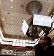 Homem observa painéis eletrônicos na Bovespa, em São Paulo (foto arquivo).  Foto: Nacho Doce / Reuters