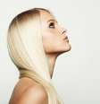 Cabelo loiro claro e platinado devem evitar o óleo de argan como tratamento   Foto: Serov/Shutterstock