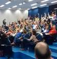 <p>Em reunião no anfiteatro do prédio de História e Geografia da FFLCH, professores votaram o fim da greve que já dura 115 dias na USP</p>  Foto: Facebook / Reprodução