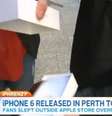 <p>Jovem 'Jack' deixou seu novo iPhone 6 cair de uma altura acima de um metro ao mostrar para repórter de canal australiano</p>  Foto: YouTube / Reprodução