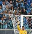 <p>Aranha cumprimenta parte da torcida que não o vaiou</p>  Foto: Ricardo Rimoli / Agência Lance