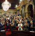 <p>Membros do parlamento catal&atilde;o aplaudem em Barcelona a aprova&ccedil;&atilde;o da lei que autoriza a realiza&ccedil;&atilde;o de um referendo sobre a independ&ecirc;ncia da regi&atilde;o</p>  Foto: Albert Gea  / Reuters