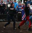 <p>Manifestantes a favor e contra à independência do Reino Unidos se enfrentam na George Square</p>  Foto: Cathal McNaughton / Reuters
