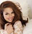 <p>Para dar volume ao cabelo liso, seque os fios de cabeça para baixo  </p>  Foto: Shutterstock