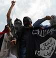 <p>Militantes do Estado Islâmico exibem bandeira do grupo jihadista</p>  Foto: AFP