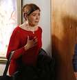 Maria Marta invade apartamento de Isis  Foto: TV Globo / Divulgação